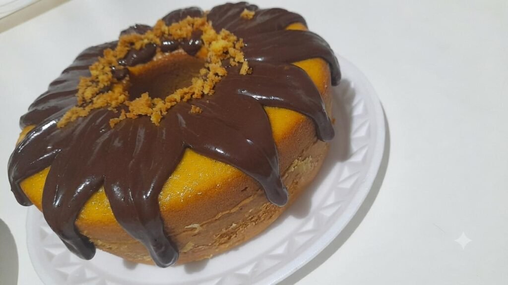 bolo-de-cenoura-de-liquidificador: Bolo de Cenoura de Liquidificador Fofinho com Cobertura de Chocolate Decorado.