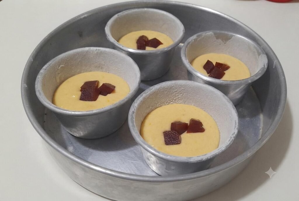 bolo-de-fuba-com-milho-e-goiabada: Massa crua do Bolo de Fubá com Milho e goiabada seguindo para o forno.