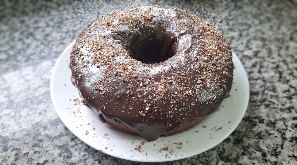 Bolo de chocolate com cobertura.